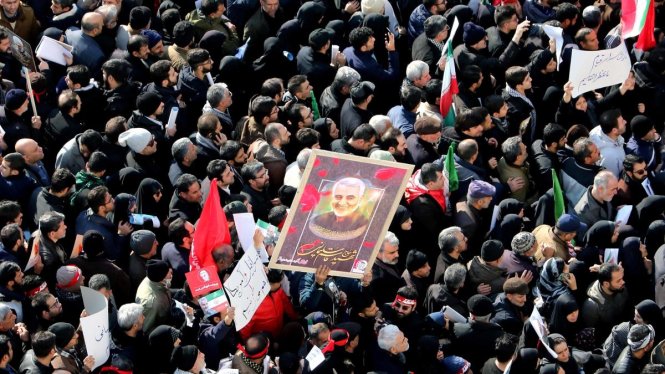 Cả triệu người đã dự đám tang ông Soleimani ở Tehran. Ảnh: CNN