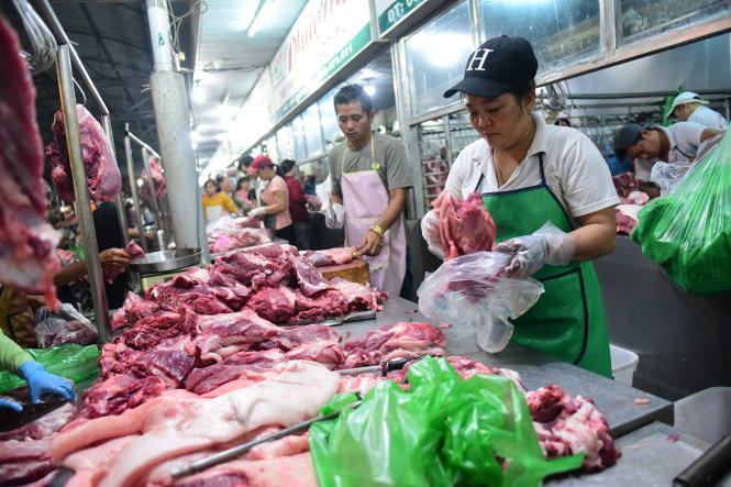 Mua bán thịt heo tại chợ đầu mối Hóc Môn, huyện Hóc Môn, TP.HCM. Ảnh: Quang Định