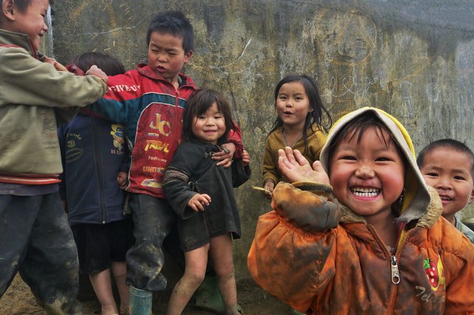 Những em bé ở Lào Cai. Ảnh: Gavin White