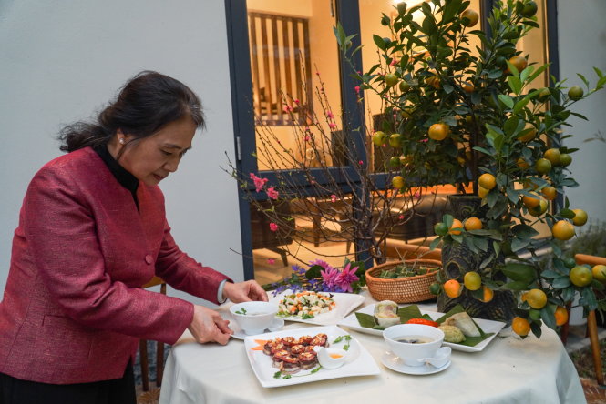 Nghệ nhân Nguyễn Thị Tuyết bên ba món ăn cổ mà bà vừa nấu. -Ảnh: Nguyễn Hiền