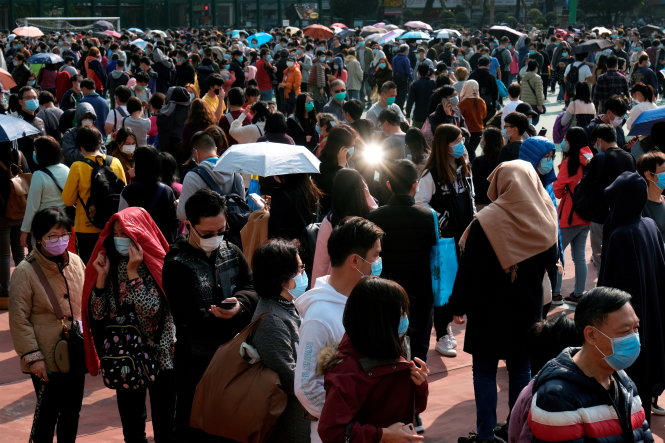 Người dân xếp hàng mua khẩu trang ở Hong Kong. Ảnh: Reuters