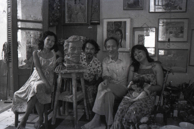(Từ trái qua phải) Vợ chồng họa sĩ Phạm Văn Hạng - Trần Thị Niêm và vợ chồng họa sĩ Trần Văn Cẩn - nhà điêu khắc Nguyễn Thị Hồng.