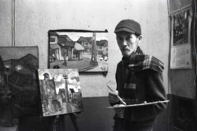 Họa sĩ Bùi Xuân Phái tại xưởng vẽ ở nhà riêng, phố Thuốc Bắc (Hà Nội) năm 1986.