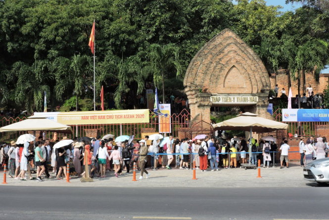 Khách du lịch Trung Quốc tại Tháp Bà, TP Nha Trang ngày giáp tết vừa qua khi chưa công bố dịch do nCoV tại Trung Quốc. Ảnh: PHAN SÔNG NGÂN