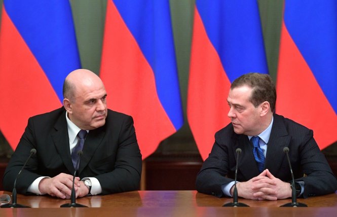 Ông Mishustin (trái) và ông Medvedev. Ảnh: AP