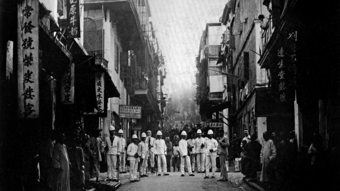 Những nhân viên kiểm tra trên đường phố Hong Kong trong đợt dịch hạch những năm 1890. Dịch hạch toàn cầu lần thứ ba bắt đầu năm 1855 ở Vân Nam, Trung Quốc, được cho là đã khiến hơn 12 triệu người thiệt mạng. Ảnh: CNN