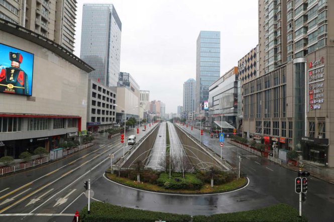 Đường phố Vũ Hán không một bóng người. Ảnh: Reuters