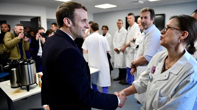 Ông Macron đã xuống tận bệnh viện để hoàn thành nghĩa vụ của một chính khách dân cử. Ảnh: Le Soir