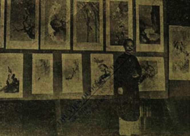 Hình ảnh trong buổi triển lãm của cô đăng trên nhật báo Sài Gòn số 1433, 11 tháng bảy 1938
