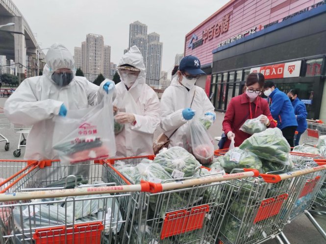 Nhân viên bán hàng giao rau củ tận nhà ở Vũ Hán, Trung Quốc. Ảnh: Getty Images