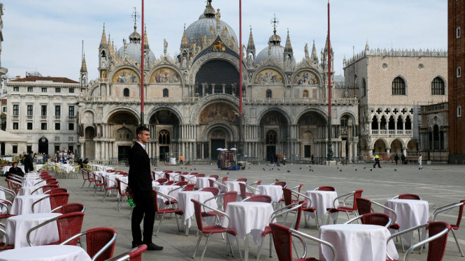 Quảng trường St Mark ở Venice vốn là nơi đông đúc du khách, nay không một bóng người vì dịch bệnh. Ảnh: France 24