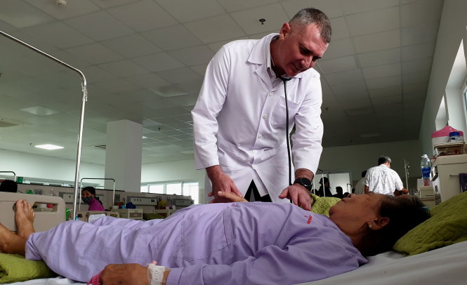 Bác sĩ Piter Martinez Benitez khám bệnh cho bệnh nhân tại Bệnh viện Hữu nghị Việt Nam - Cuba Đồng Hới. Ảnh: QUỐC NAM