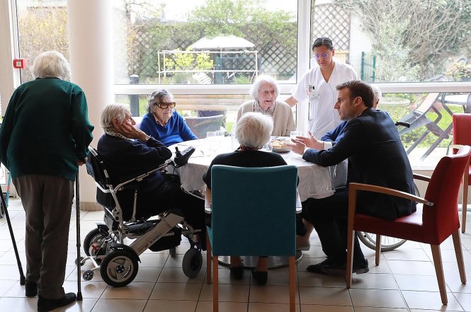 Ông Macron tới thăm một nhà dưỡng lão trong mùa dịch. Ảnh: EPA-EFE