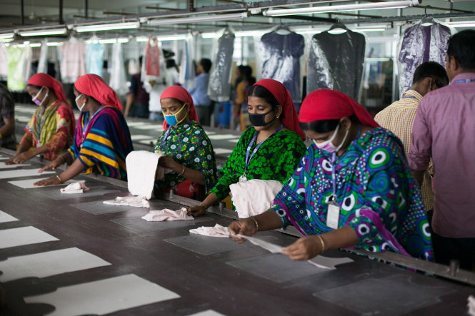 Công nhân may mặc ở Bangladesh làm việc với khẩu trang. Ảnh: Fortune