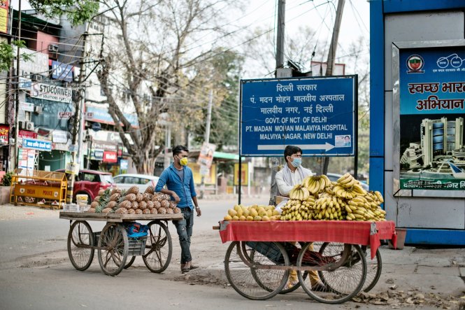 Những người buôn gánh bán bưng ở Ấn Độ đang rất chật vật vì lệnh phong tỏa quá đột ngột. Ảnh: NYTimes