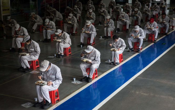 Công nhân ăn trưa trong một nhà máy ở Vũ Hán vừa mở cửa trở lại. Ảnh: Getty Images