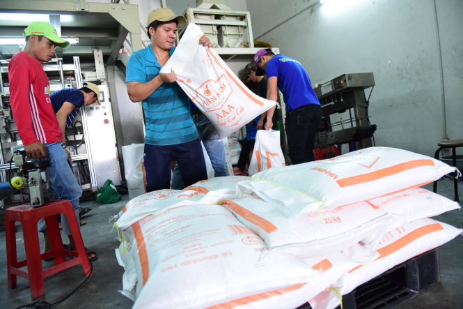 Đóng gói gạo xuất khẩu tại Công ty cổ phần đầu tư Vinh Phát ở huyện Bình Chánh, TP.HCM. Ảnh: QUANG ĐỊNH