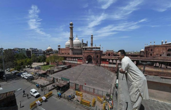 Bầu trời xanh ở thủ đô New Delhi, Ấn Độ ngày 3-4, sau 10 ngày phong tỏa. Ảnh: Shahbaz Khan