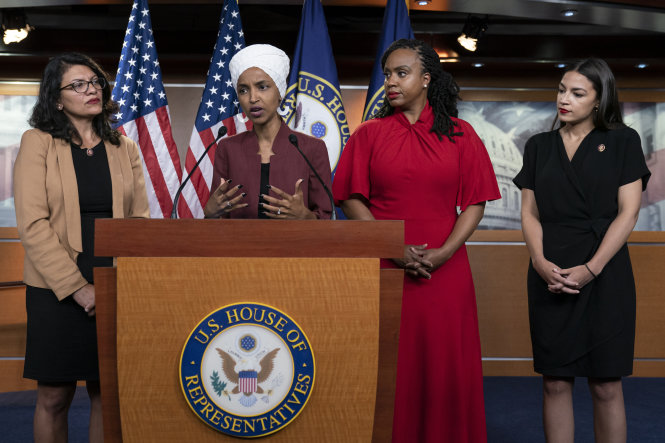Nhóm Tiểu đội với bốn nghị sĩ nữ da màu đại diện cho xu thế tiến bộ trong Quốc hội Mỹ. Ảnh: AP