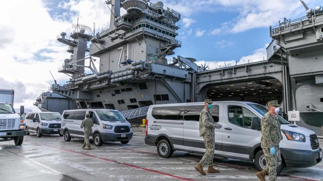 Thủy thủ đoàn đã được di tản khỏi chiếc USS Theodore Roosevelt. Ảnh: military.com