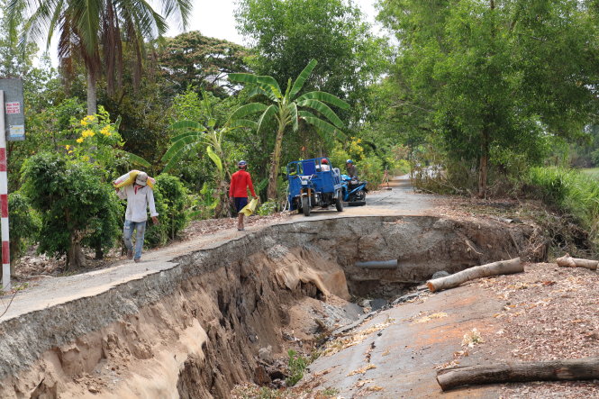 Sụt lún trên tuyến đường Co Xáng - Cơi Năm - Đá Bạc, thuộc vùng ngọt hóa tỉnh Cà Mau. Ảnh: Tấn Thái