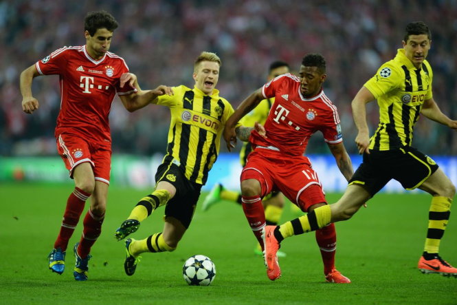 Trên sân cỏ, Bayern Munich (áo đỏ) với Dortmund là kình địch, nhưng gặp khó khăn chung họ sẵn sàng giúp nhau. Ảnh: Getty Images