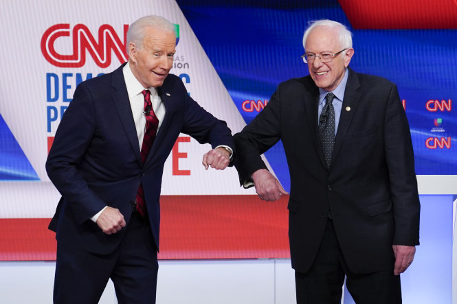 Bernie Sanders (phải) và Joe Biden. Ảnh: AP