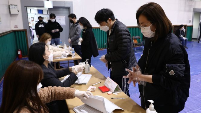 Cả cử tri lẫn người làm công tác tổ chức bầu cử ở Hàn Quốc đều rất kỹ lưỡng trong các vấn đề dịch tễ. Ảnh: Sky News
