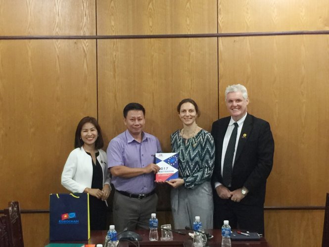 Brian O’Reilly (bìa phải) tại một sự kiện của Hiệp hội doanh nghiệp Úc tại Việt Nam ở Tây Ninh. Ảnh: NVCC