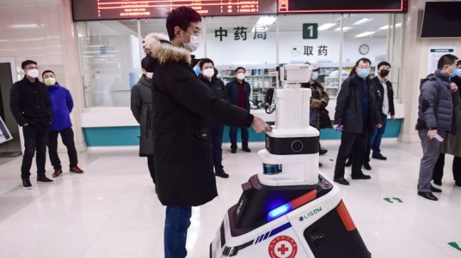 Robot kiểm tra nhiệt độ tại một bệnh viện ở Thẩm Dương (Trung Quốc). Ảnh: AFP