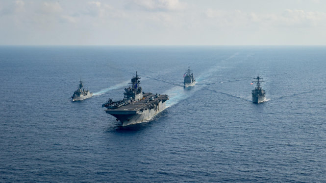 Từ trái sang: tàu chiến Úc HMAS Parramatta, tàu đổ bộ tấn công của Mỹ USS America, tàu khu trục USS Barry, tàu tuần dương tên lửa dẫn đường USS Bunker Hill trên Biển Đông. Ảnh: sldinfo.com
