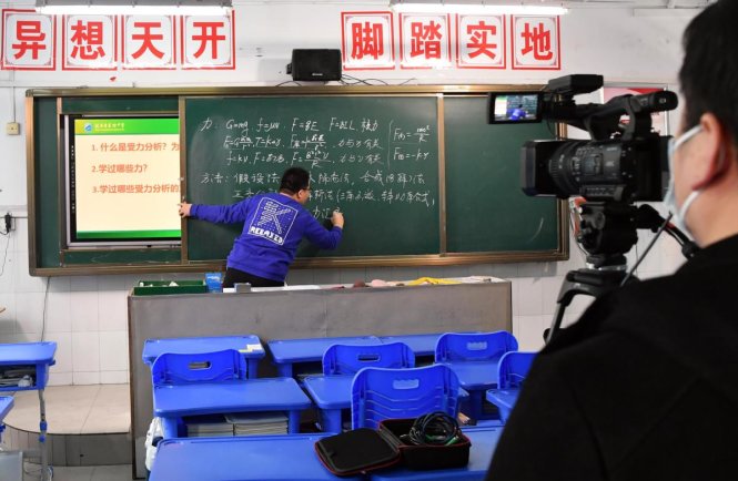 Việc học hành từ xa mùa dịch bệnh đã gây ra nhiều tranh cãi ở Trung Quốc. Ảnh: China Daily