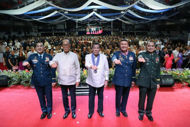 Bộ trưởng Quốc phòng Philippines Lorenzana (thứ hai từ trái sang), Tổng thống Duterte (giữa) và tướng tham mưu trưởng Santos (ngoài cùng bên phải) trong một buổi lễ của quân đội tháng 1-2020. Ảnh: Rappler