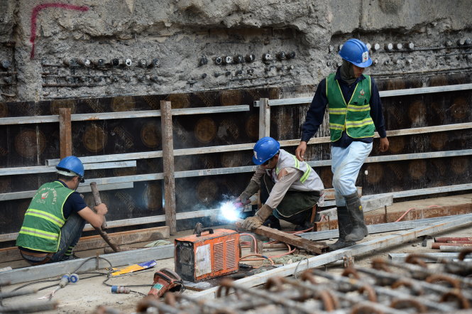 Công nhân thi công dưới hầm ga metro Bến Thành - Suối Tiên, TP.HCM. Ảnh: TỰ TRUNG