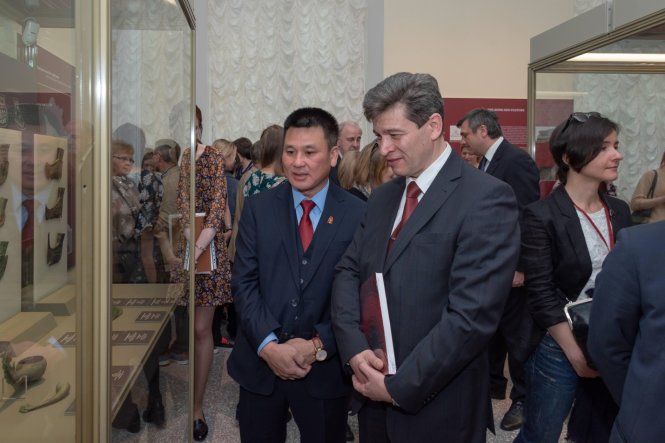 Phó giám đối Bảo tàng lịch sử quốc gia Việt Nam Nguyễn Văn Hà và giám đốc Viện Hồ Chí Minh GS Vladimir Kolotov tham gia phiên khai mạc triển lãm tại Hermitage.  Ảnh của Bảo tàng Hermitage