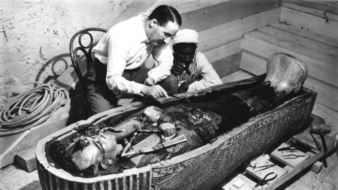 Howard Carter khám phá lăng mộ Tutankhamun tháng 10-1925. Ảnh: Harry Burton