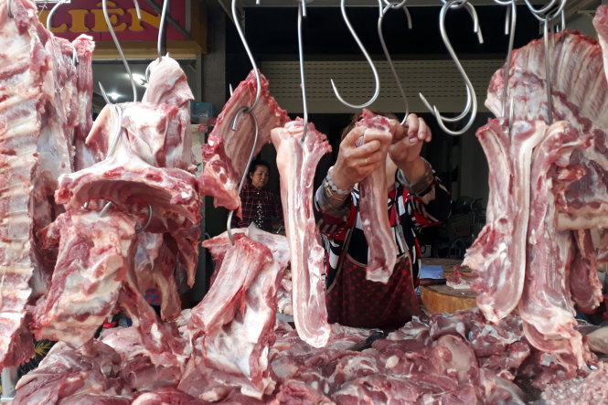 Trong khi thương lái, trung gian thu lợi lớn thì người tiêu dùng bấm bụng chịu thiệt ăn thịt heo giá cao. Trong ảnh: Một sạp bán thịt heo tại huyện Định Quán, Đồng Nai. Ảnh: A LỘC