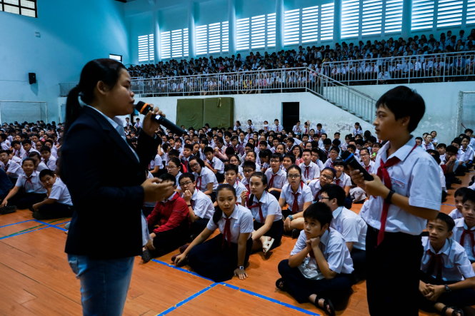 Lê Thị Trang trong hoạt động tuyên truyền về thiên nhiên Sơn Trà tại Trường THCS-THPT Nguyễn Khuyến, Đà Nẵng. Ảnh: GreenViet