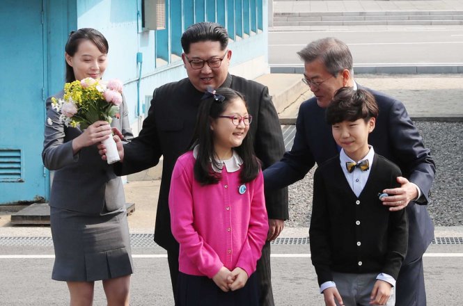 Từ trái sang: Bà Kim Yo Jong, ông Kim Jong Un, và ông Moon Jae In. Ảnh: Newsweek