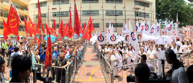 Người ủng hộ Đảng Lao động (trái) và Đảng Hành động nhân dân (phải) trong ngày đề cử ứng viên ở cuộc bầu cử năm 2015. Ảnh: Independent.sg