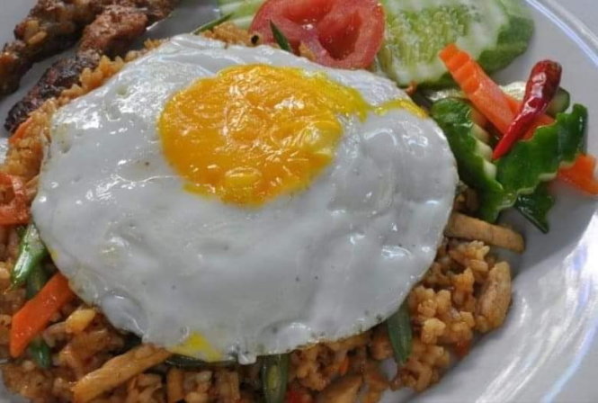 Nasi goring - món cơm chiên đậm hương vị Indonesia với sốt kacap manis. Ảnh: Sumatra restaurant