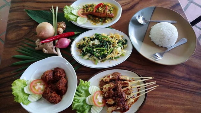 Một bữa ăn Indonesia thượng hạng không thể thiếu nước xốt. Ảnh: Sumutra Family