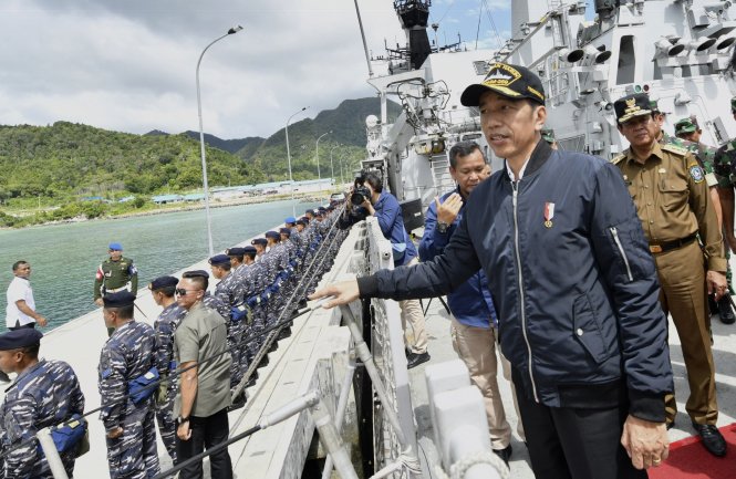 Tổng thống Indonesia Joko Widodo thị sát tàu chiến ở vùng biển Natuna. Indonesia cũng đã lên tiếng bác bỏ đường chín đoạn của Trung Quốc. Ảnh: AFP