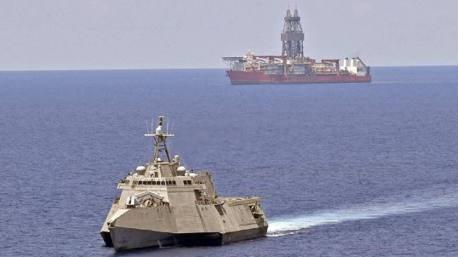 Tàu chiến Mỹ USS Gabrielle Giffords. Ở phía xa là tàu khoan dầu của Malaysia, West Capella. Ảnh: US Navy