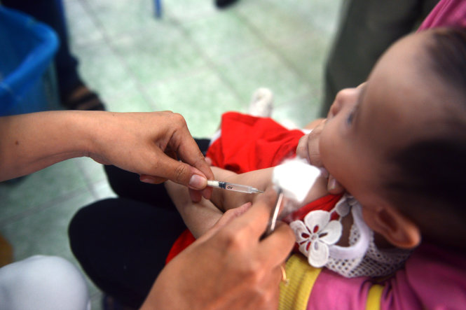 Trẻ được tiêm vắc xin sởi tại Trung tâm y tế dự phòng quận Thủ Đức. Ảnh: DUYÊN PHAN