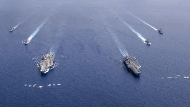 Lực lượng tập kích Nimitz Carrier của Mỹ, bao gồm các tàu sân bay USS Nimitz và USS Ronald Reagan cùng các tàu hộ tống tiến hành tập trận trên Biển Đông. Ảnh: CNN