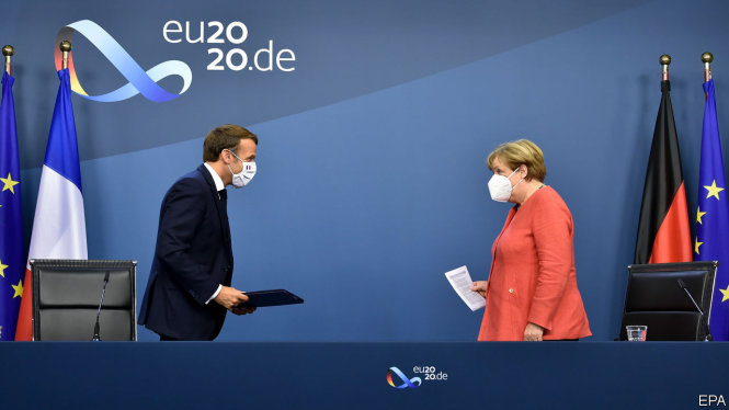 Bà Merkel và ông Macron ở hội nghị thượng đỉnh bất thường EU mùa COVID-19. Ảnh: EPA