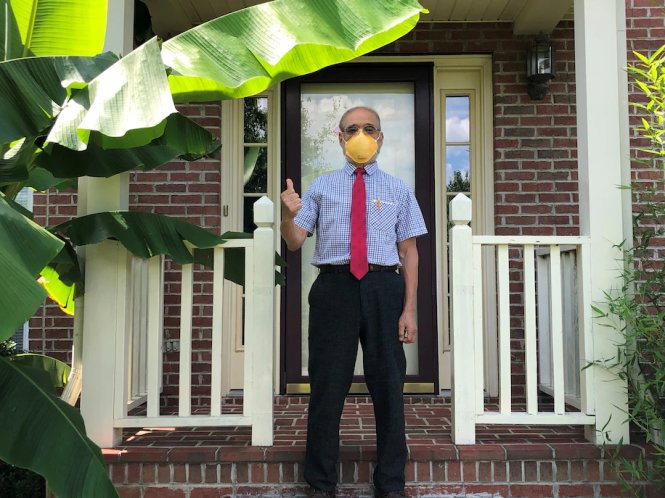 Tiến sĩ Peter Tsai, mang khẩu trang N95 chụp ảnh trước nhà ông ở thành phố Knoxville (Tennessee, Mỹ). Ảnh: Kathy Tsai