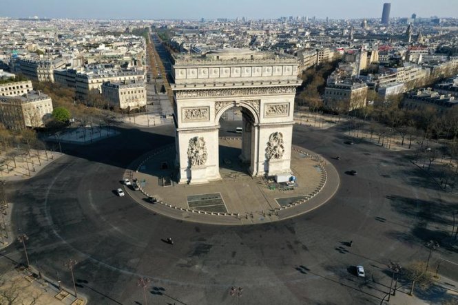 Cổng Khải Hoàn môn ở Paris vắng lặng trong dịch bệnh COVID-19. Ảnh: REUTERS
