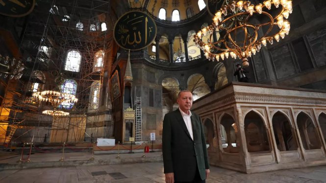 Ông Erdoğan bên trong công trình tráng lệ với ý nghĩa lịch sử trọng đại Hagia Sophia. Ảnh: rfi.fr